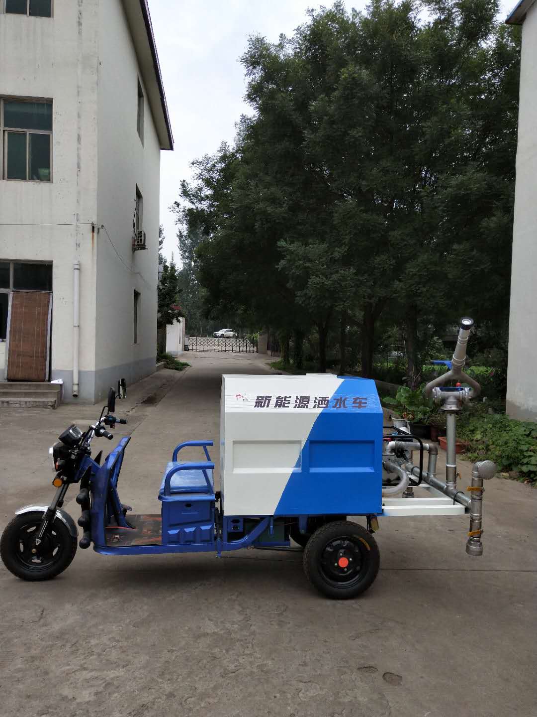 灑水、高炮兩用電動(dòng)三輪車(chē)